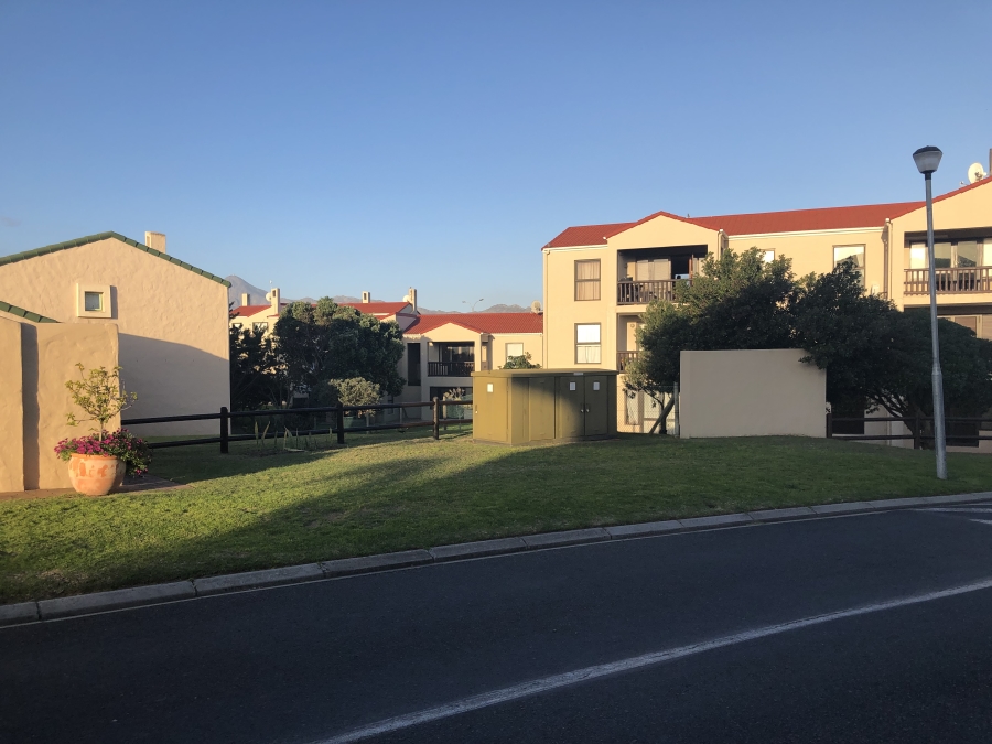 To Let 2 Bedroom Property for Rent in Greenways Golf Estate Western Cape